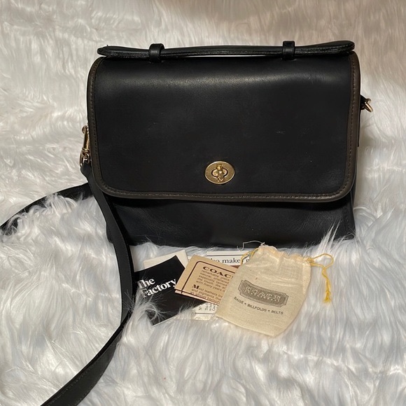 Coach Handbags - ❣️HP❣️Vintage COACH Court Bag
